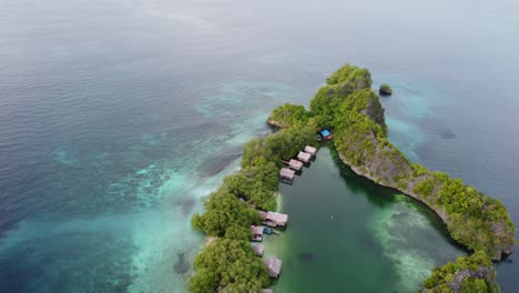 Vista-De-Drones-De-órbita-Baja-De-La-Laguna-En-Papua-Occidental-Indonesia