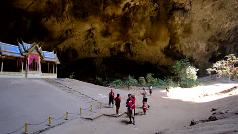 Menschen-In-Der-Höhle-Mit-Tempel