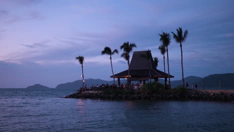 Menschen-Touristen-Genießen-Den-Sonnenuntergang-Am-Tanjung-Aru-Strand-Im-Kota-Kinabalu-Shangri-La-Resort