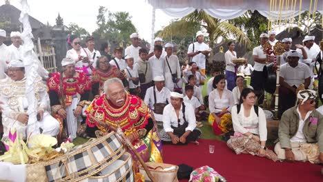 Balinesische-Zeremonie-Mit-Maskentanz-Topeng,-Gamelan-Und-Balinesischen-Menschen-In-Zeremonieller-Kleidung-Im-Besakih-Muttertempel
