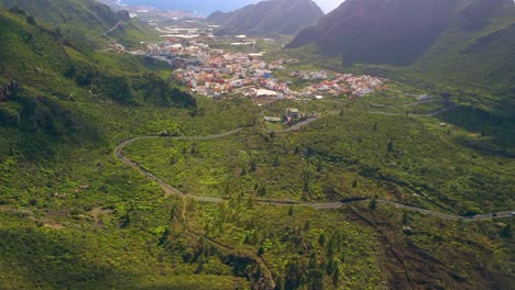 Camino-Sinuoso-Que-Conduce-Al-Pueblo-Español-En-El-Valle-De-Las-Montañas
