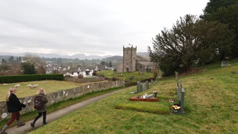 La-Iglesia-De-San-Miguel-Y-Todos-Los-ángeles-En-Hawkshead,-Mostrando-Campos-Y-Ovejas-Pastando-En-Cumbria,-Reino-Unido