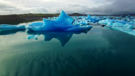 Eisberge-Auf-Einem-See-In-Island