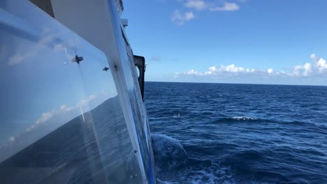 Segeln-Auf-Einem-Boot-über-Dem-Atlantischen-Ozean-Auf-Den-Kanarischen-Inseln-In-Spanien,-Blick-Auf-Das-Boot,-Das-In-Ruhigem-Meerwasser-Zum-Horizont-Führt
