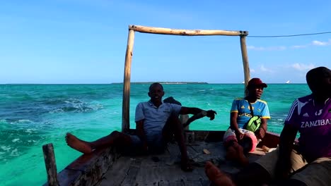 Marineros-Tanzanianos-Experimentados-Y-Cansados-Que-Navegan-En-El-Océano-índico-En-Un-Barco-De-Madera-Tradicional