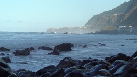Vista-Panorámica-De-La-Ciudad-En-La-Costa-Norte-De-Madeira,-Portugal-Desde-Las-Rocas-En-La-Playa