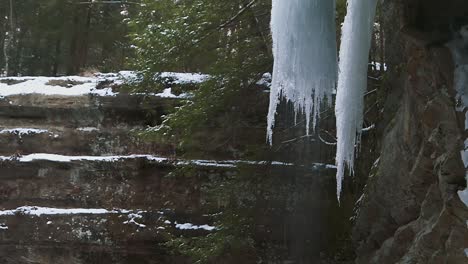 Icicles-On-The-Ash-Cave-Cliff,-Remote-Cavern-In-Hocking-Hills-State-Park,-South-Bloomingville,-Ohio