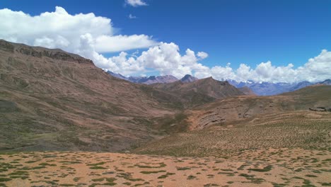 Dolly-Pan-Rechts-Von-Einer-Wunderschönen-Trockenen-Landschaft-In-Den-Himalaya-Bergen-Des-Spiti-Tals-In-Indien,-Luftaufnahme