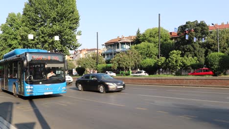 Ein-Roter-Bus-Für-Eine-Stadtrundfahrt-Durch-Tiflis,-Der-Durch-Den-Verkehr-Fährt