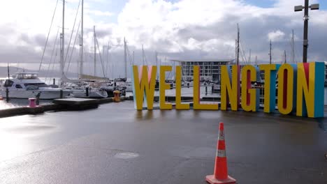 Läufer-Und-Walker-Passieren-Das-Wellington-Schild-Während-Des-Gazley-Volkswagen-Wellington-Marathon-2022,-Neuseeland,-Aotearoa