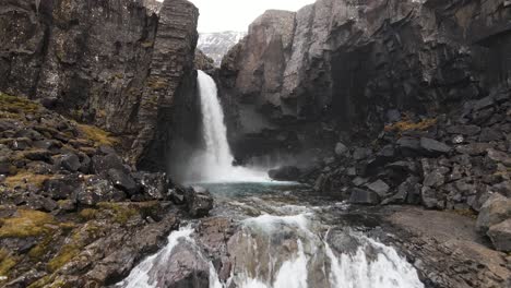 Cascada-De-Folaldafoss-En-El-Este-De-Islandia