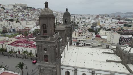 Vista-Aérea-De-La-Catedral-De-Las-Palmas-De-Gran-Canaria,-Rotación-Lenta-Alrededor-De-La-Torre-De-La-Iglesia