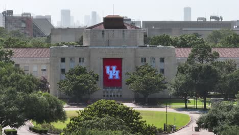 Luftaufnahme-Der-University-Of-Houston-Mit-Der-Skyline-Der-Innenstadt-In-Der-Ferne