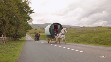 Zigeuner-Reisen-Mit-Ihren-Traditionellen-Pferdekarawanen-Durch-Die-Englische-Landschaft-Zum-Jährlichen-Appleby-Horse-Fair