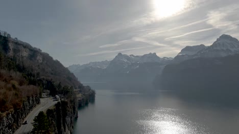 Drohnenaufnahme-über-Der-Schweizer-Straße-Am-Wunderschönen-See