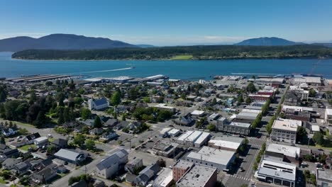 Aerial-shot-of-the-city-of-Anacortes-with-the-San-Juan-Islands-off-in-the-distance
