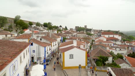 Menschen,-Die-In-Der-Alten,-Wunderschönen-Burg-Von-Óbidos-Spazieren-Gehen