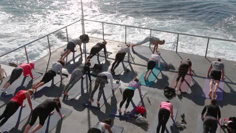 Ein-Frühmorgendlicher-Yoga-Gruppenkurs-Im-Freien-Am-Bondi-Beach-Am-Meer