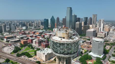 Reunion-Tower-Und-Luftaufnahmen-Der-Skyline-Von-Dallas,-Texas,-An-Einem-Dunstigen,-Heißen-Sommertag