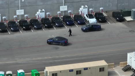 Alineación-De-Automóviles-Tesla-En-La-Estación-De-Carga-Giga-Texas