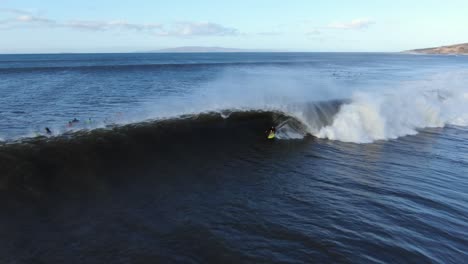 Surfista-Es-Sacudido-Y-Encerrado-En-Una-Gran-Ola-Durante-Un-Oleaje-Récord-En-Maui