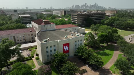 Campus-De-La-Universidad-De-Houston-Y-Horizonte-Urbano-Del-Centro-De-La-Ciudad-En-La-Distancia