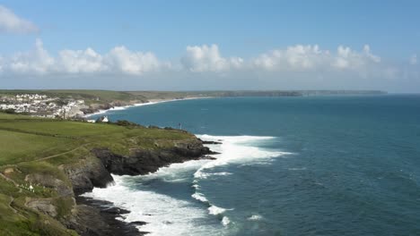 Luftpanorama-Des-Strandes-Von-Porthleven-Mit-Schaumigen-Wellen-Und-Grünen-Meeresklippen-An-Der-Küste-Cornwalls,-Vereinigtes-Königreich
