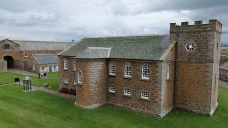 Capilla-De-La-Guarnición-De-Fort-George-En-La-Fortaleza-En-Escocia,-Reino-Unido-En-Tiempo-Nublado