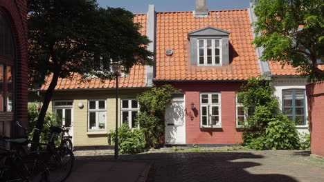 Hermosas-Casas-Antiguas-En-Møllestien-Calle-Más-Antigua-De-Aarhus,-Dinamarca