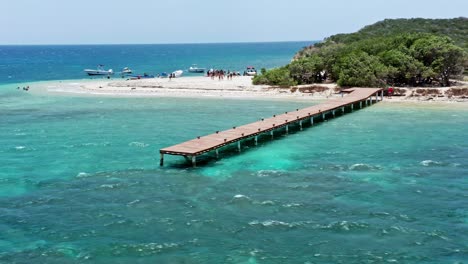 Turistas-En-Isla-Cabra-Con-Embarcadero-Durante-El-Verano-En-Montecristi,-República-Dominicana