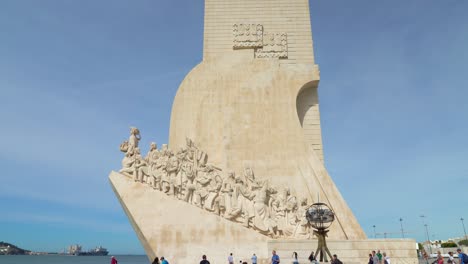 Momento-De-Los-Descubrimientos-Tiene-Forma-De-Barco,-Con-32-Figuras-Alineadas-En-Una-Proa-Estilizada,-Que-Representan-Personalidades-De-Los-Siglos-XV-Y-XVI-Posteriores-Al-Príncipe-Enrique