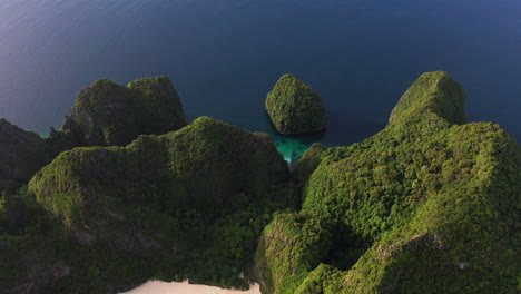 Luftaufnahme-Der-Ikonischen-Tropischen-Maya-Bucht,-Phi-Phi-Insel