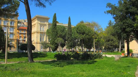 Idílico-Paisaje-Natural-Verde-Con-Arquitectura-Neoclásica-En-Villa-Comunale-En-Nápoles,-Italia