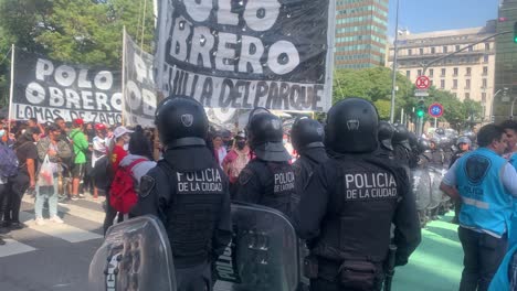 Die-Polizei-Begleitet-Und-überwacht-Den-Marsch-Für-Eine-Bessere-Qualität-Der-Unternehmen-In-Argentinien
