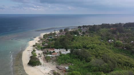 Luftaufnahme,-Die-An-Einem-Bewölkten-Tag-Den-Weißen-Sandstrand-Auf-Der-Insel-Gili-Meno-In-Der-Nähe-Von-Bali-Umkreist
