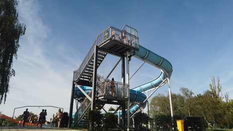 Time-lapse-of-people-climbing-the-stairs-to-the-big-slide