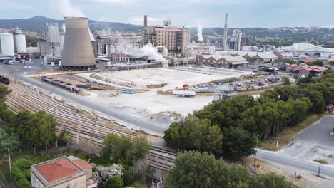 Rosignano-Solvay,-Mostrando-Una-Vista-Aérea-De-La-Industria-De-Amenazas-De-Bicarbonato-En-Spiagge-Bianche