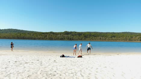 Turistas-En-Lago-Marrón,-Lago-De-Eucalipto,-Isla-De-North-Stradbroke,-Queensland,-Australia