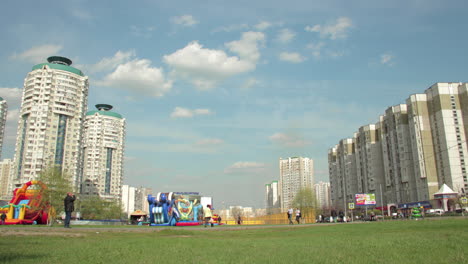 Zeitraffer-Des-Städtischen-Lebens-In-Moskau-Im-Westen-Russlands-Mit-Wohnhochhäusern-Vor-Blauem-Himmel