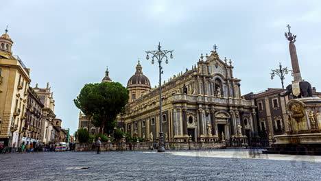 Timelapse-shot-of-tourists-walking-around-Piazza-del-Duomo-and-Saint-Agatha-Cathedral-in-Catania,-Sicily,-Italy-at-daytime
