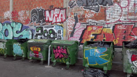 Trashcan-graffitis-in-Lisbon,-Portugal