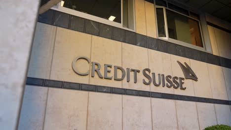 Canary-Wharf-Londres-Reino-Unido-Julio-De-2022-Toma-De-Establecimiento-Del-Logotipo-De-Credit-Suisse-En-Su-Sede