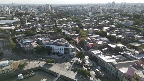 Drone-Aéreo-Del-Barrio-De-La-Boca-Sobre-Buenos-Aires-Argentina-Destino-Famoso-De-Tango,-Riachuelo-Y-Casas-Coloridas-Artísticas