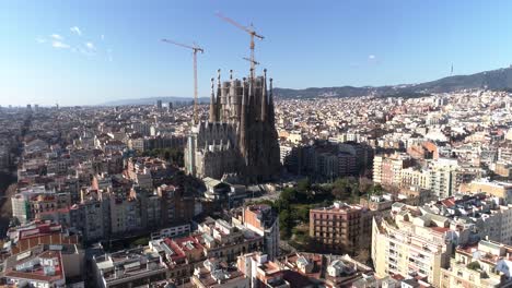 Volando-Sobre-Los-Edificios-De-La-Ciudad-De-Barcelona-Cerca-De-La-Iglesia-De-La-Sagrada-Familia