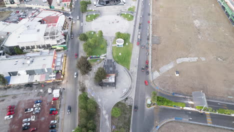 Timelpase-Ferris-wheel-of-Puebla-at-day-both-avenues-at-side