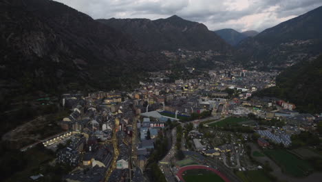 Drohnenaufnahme-Von-Andorra-La-Vella---Drohne-Fliegt-Im-Morgengrauen-über-Das-Stadtzentrum