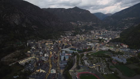 Tiro-De-Drone-De-Andorra-La-Vella---Drone-Está-Volando-Sobre-El-Centro-De-La-Ciudad-Durante-El-Amanecer