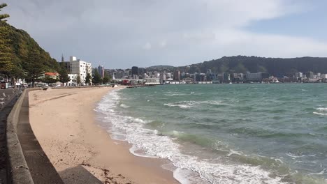 Der-Beliebte-Strand-Und-Die-Uferpromenade-Der-Oriental-Bay-Sind-An-Einem-Windigen-Tag-In-Der-Hauptstadt-Wellington,-Neuseeland,-Aotearoa,-Menschenleer