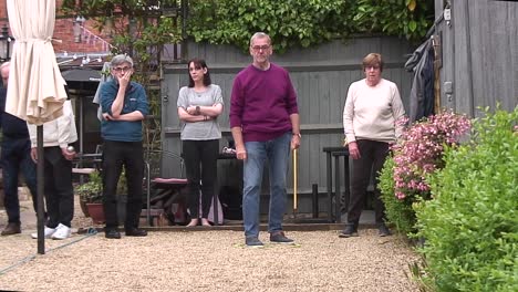 Zwei-Mannschaften-Treten-In-Einem-Pétanque-Ligaspiel-Gegeneinander-An,-Wobei-Jeder-Spieler-Einen-Ball-Werfen-Und-Versuchen-Muss,-Ihn-So-Nah-Wie-Möglich-An-Den-Kokon-Zu-Bringen