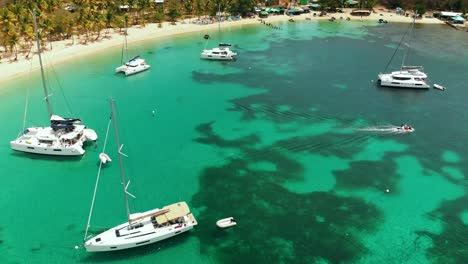 Imágenes-Aéreas-De-Drones-De-Un-Lanzamiento-Que-Va-A-Tierra-Después-De-Dejar-El-Velero-En-Esta-Increíble-Isla-Caribeña